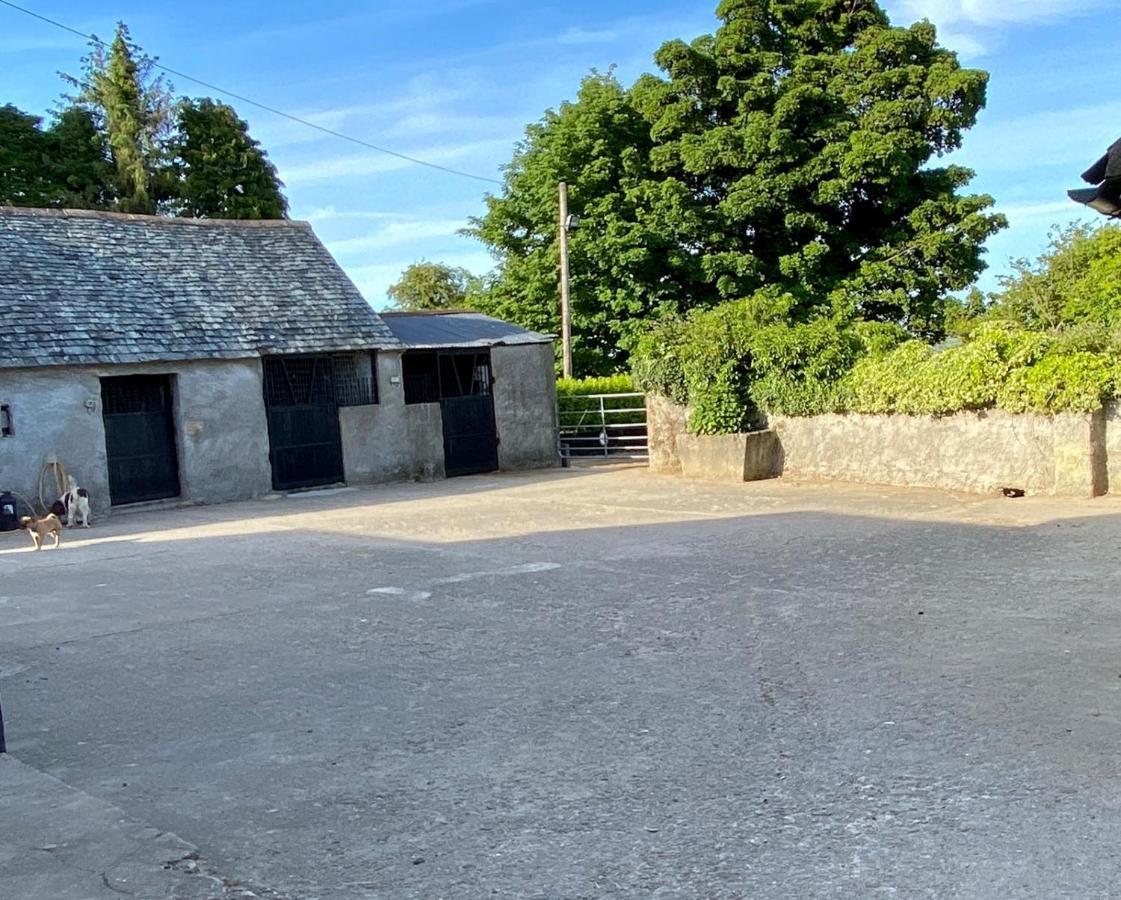 Traditional Old Style Farmhouse Coolvally エクステリア 写真