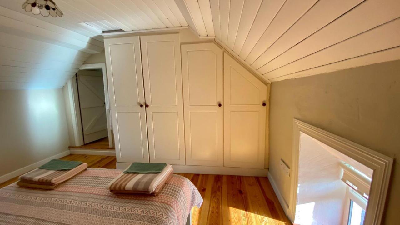 Traditional Old Style Farmhouse Coolvally エクステリア 写真